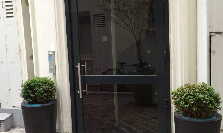 Porte d'entrée d'immeuble vitrée sécurisée avec reflet, JPS serrurier